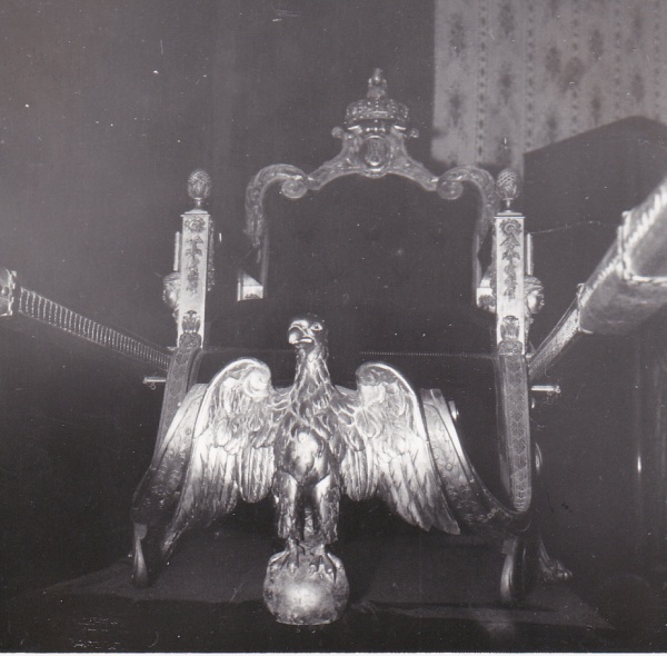 Voromahery et trône porté